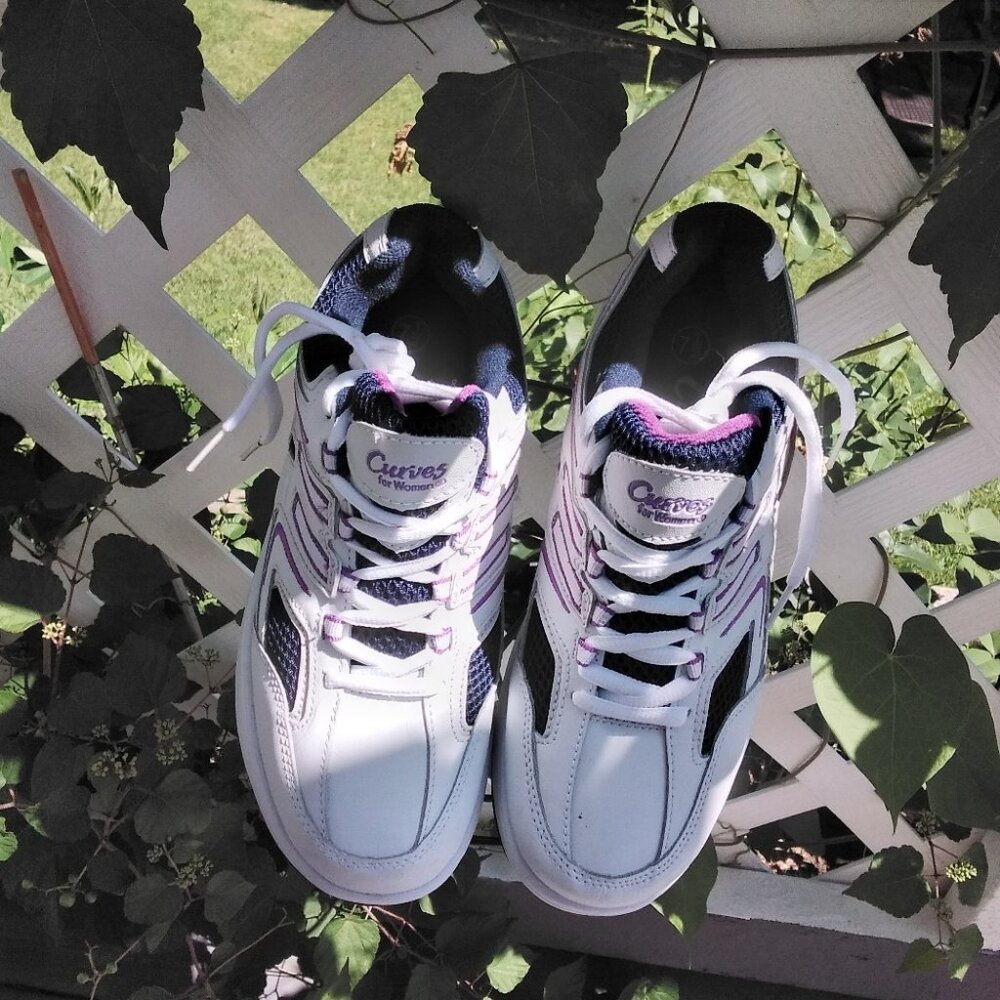 NWOT-Curves sneaker For Women